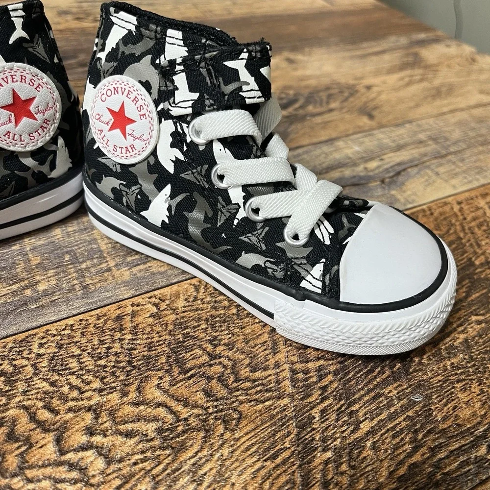 Converse All Star Kids Chuck Taylors High Top Sneakers Toddlers Sz 5 Sharks